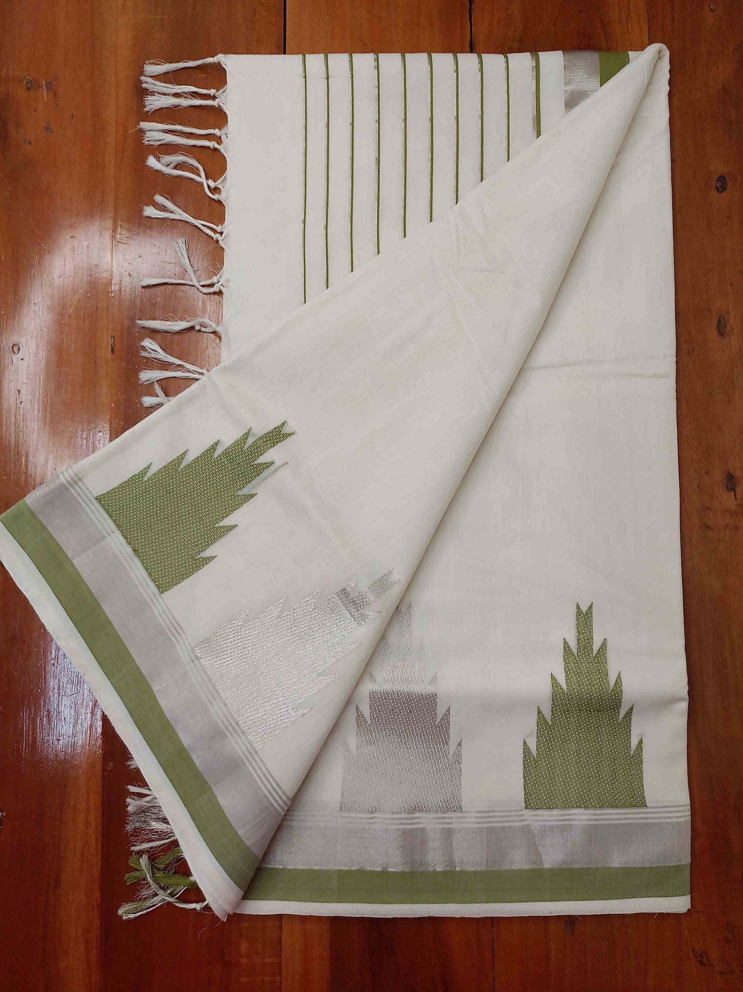 Kuthampully Handloom Kasavu Saree