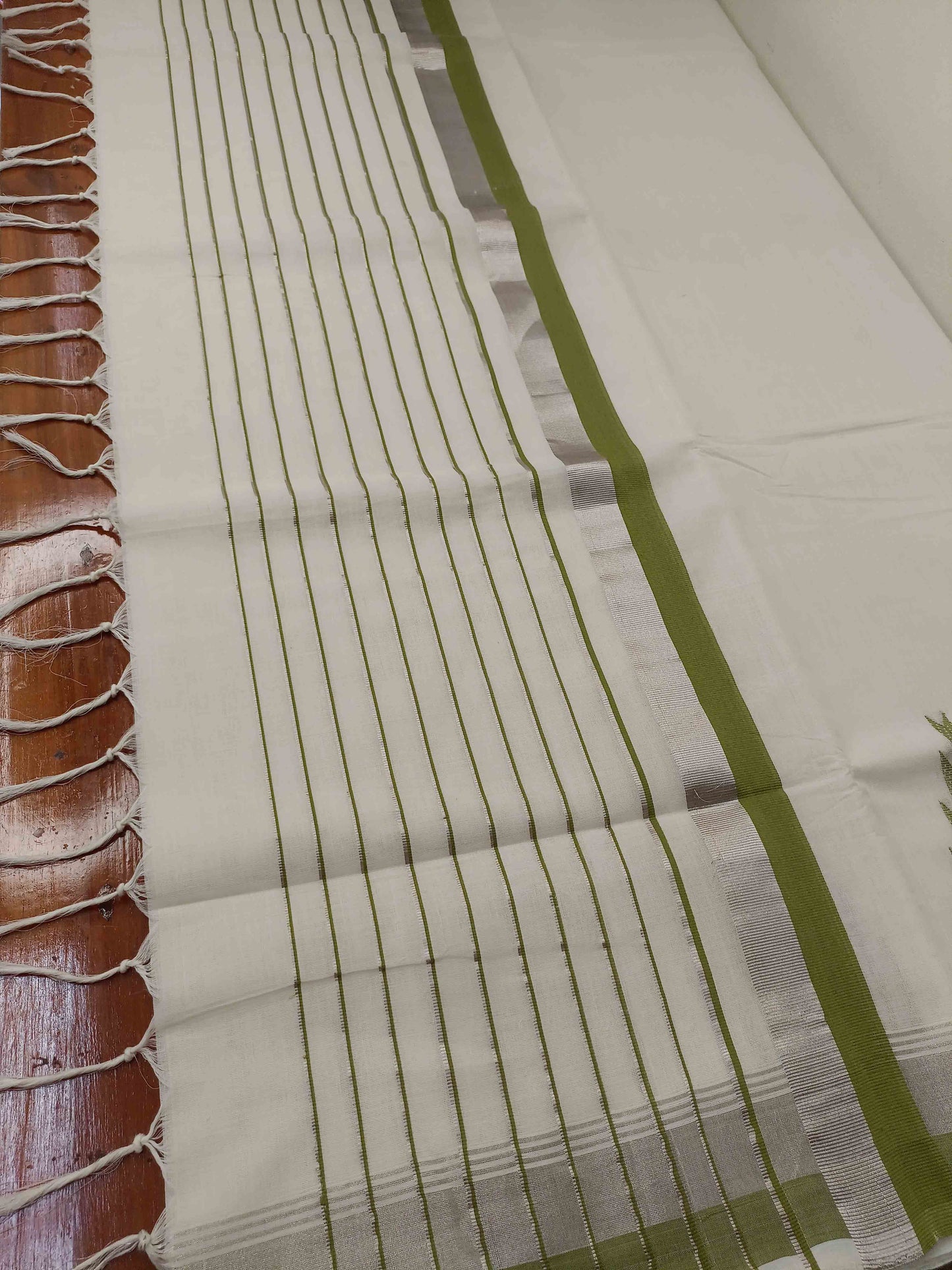 Kuthampully Handloom Kasavu Saree