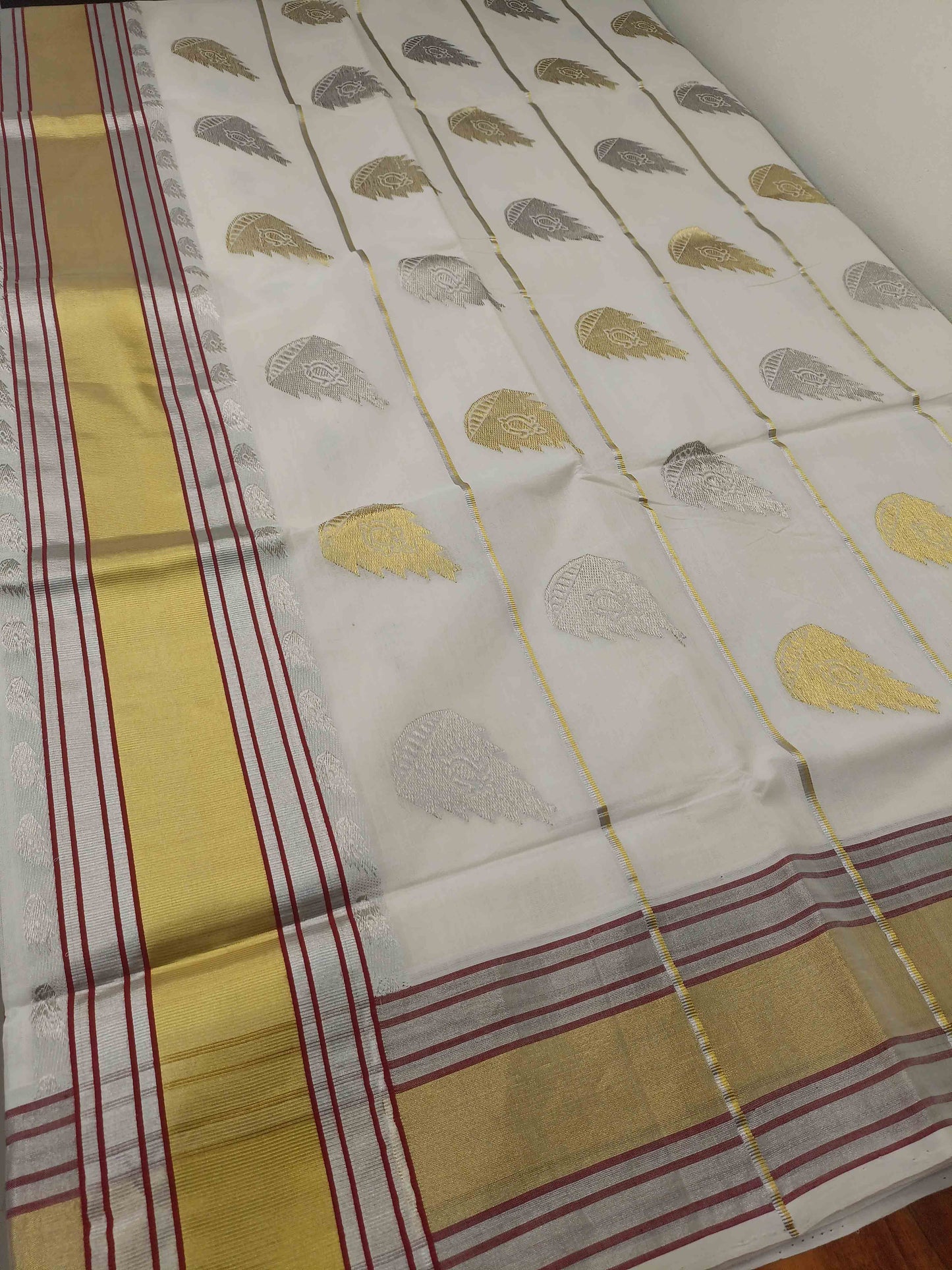 Kuthampully Handloom Kasavu Saree