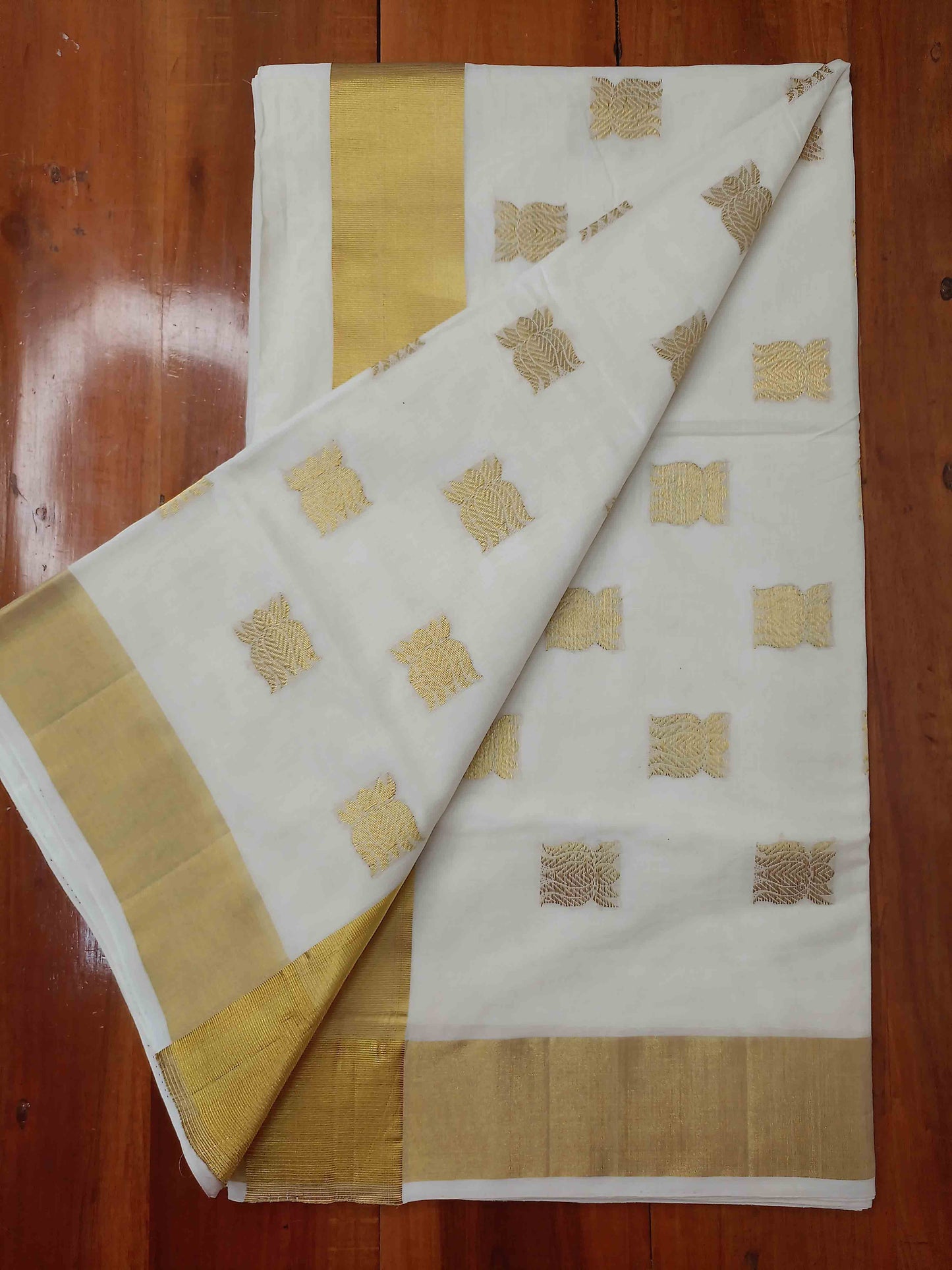 Kuthampully Handloom Kasavu Saree
