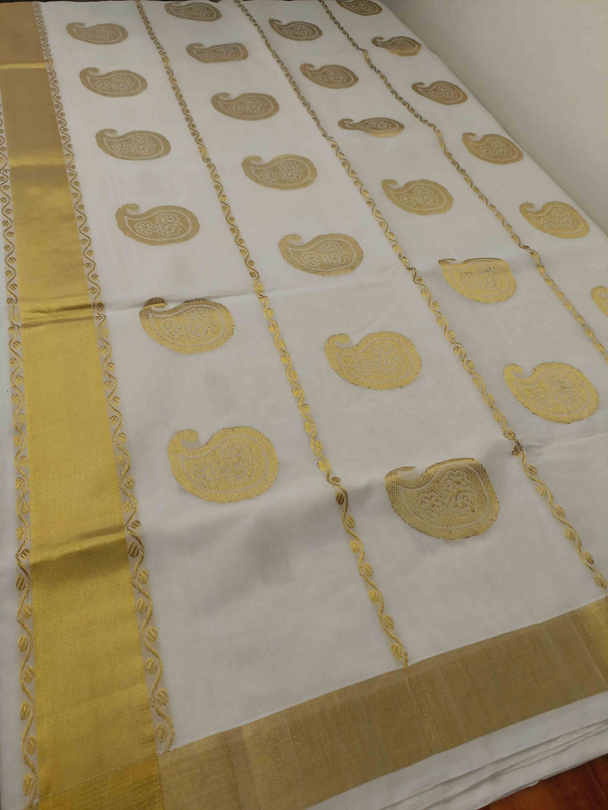 Kuthampully Handloom Kasavu Saree